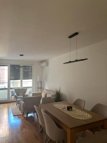 a living room with a table and a couch at Apartman Akademska Četvrt in Čačak