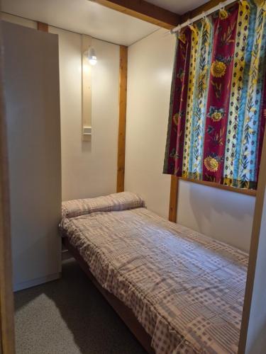 a bedroom with two beds and a window at Bungalows Prados Abiertos in Mombeltrán