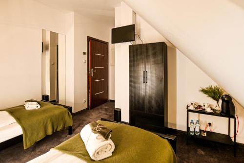 a room with two beds and a staircase at Dworek Modrzewiowy in Kraśnik