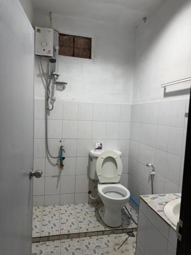 a bathroom with a toilet and a sink at Secret Lanta Guesthouse in Ko Lanta