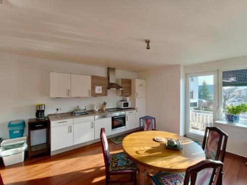 kuchnia z drewnianym stołem i jadalnią w obiekcie Sanhe w mieście Rollingen