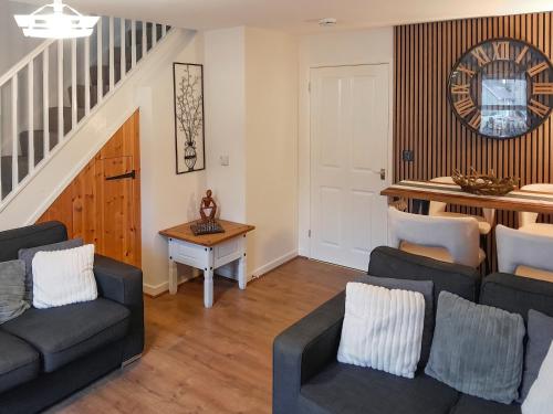 a living room with two couches and a table at Mountain View in Blaenau-Ffestiniog