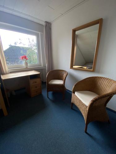 a room with a mirror and a chair and a table at 3-Zimmer-Ferienwohnung in Werl