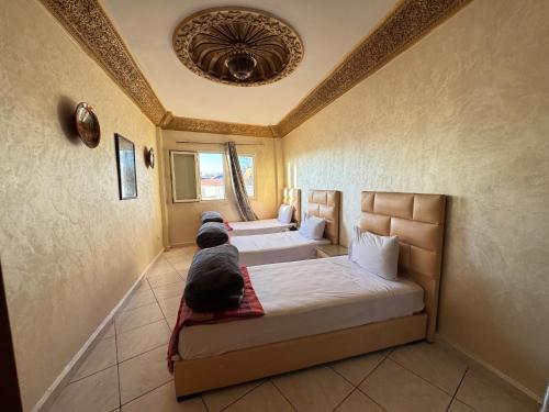 three beds in a row in a room at Dar Bennis 2 in Rabat
