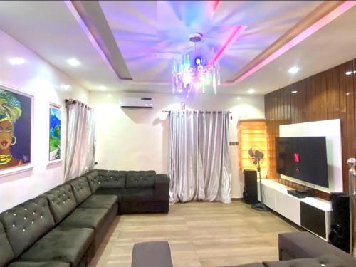 Superb 2-Bedroom Duplex FAST WiFi+24Hrs Power
