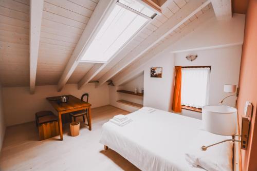 ein Schlafzimmer mit Bett und Schreibtisch in der Unterkunft Cascina Bagaggera in Rovagnate