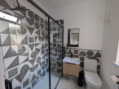 a bathroom with a toilet and a sink at Tranquil flat in vibrant Nether Edge in Nether Edge