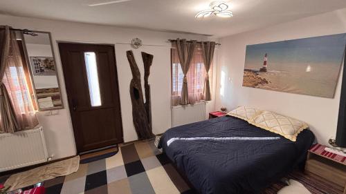 sypialnia z łóżkiem, oknem i latarnią morską w obiekcie YNA House w Bukareszcie