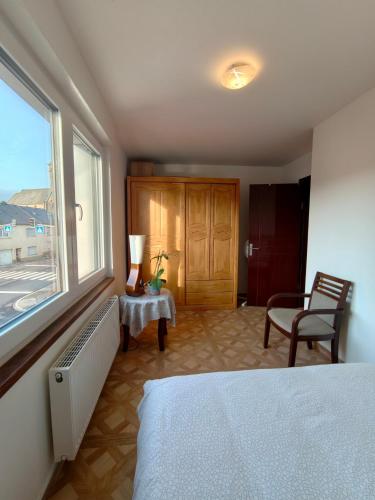 sypialnia z łóżkiem, oknem i krzesłem w obiekcie Sanhe w mieście Rollingen