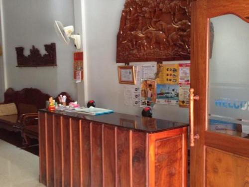 eine Küche mit einer Theke im Wohnzimmer in der Unterkunft The Blue Guest House in Battambang