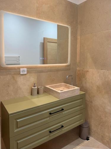 a bathroom with a sink and a mirror at Esprit Lubéron, Le Romarin, logement entier in Le Thor