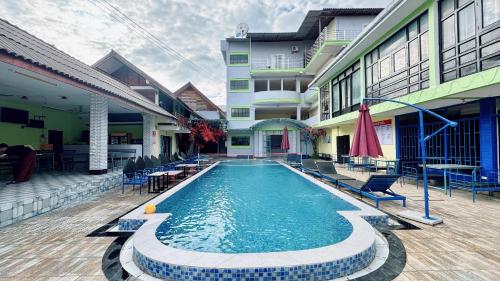 Paradise Hostel في فانغ فينغ: مسبح أمام مبنى