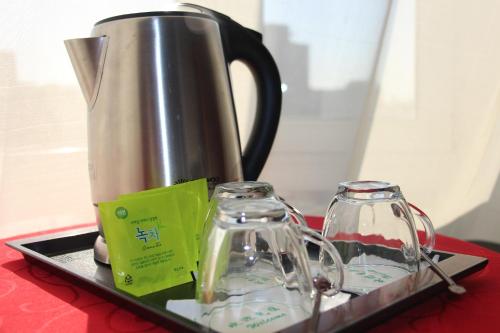 ニュー ウェスト ホテルにあるコーヒーまたはお茶