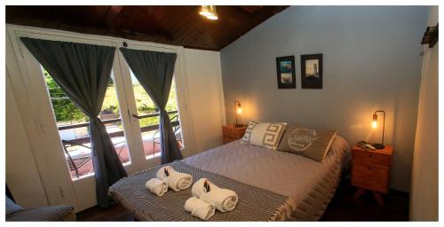 a bedroom with a bed with two towels on it at Hotel Los Ángeles in Mar del Plata