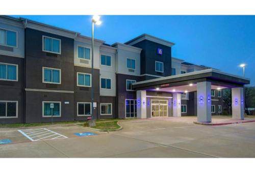 a building with a parking lot in front of it at Motel Worth, TX in Fort Worth