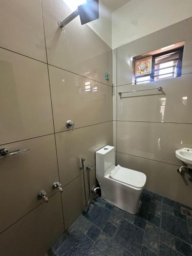 a bathroom with a toilet and a sink at AP'S Homestay Nilambur in Nilambūr