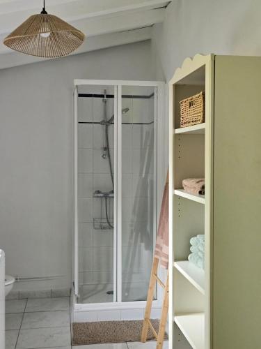 La Maison Cérétane في كريت: دش مع باب زجاجي في الحمام