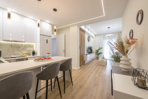 Luxurious, Equipped, Metro-Facing Flat in Athens