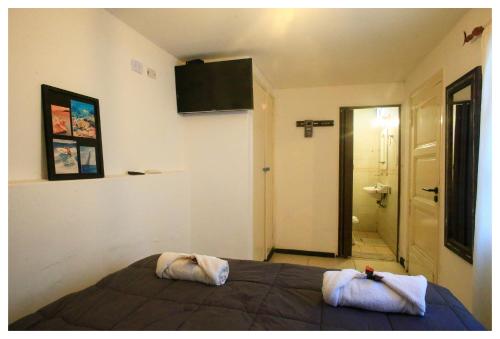 a bedroom with a bed and a bathroom at Hotel Los Ángeles in Mar del Plata