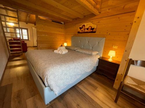 a bedroom with a bed in a log cabin at Il Borgo Dei Celti in Fiumalbo