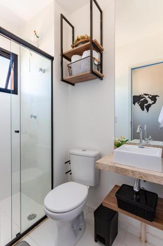 a bathroom with a toilet and a sink at Lindo e moderno próximo ao Expo Center Norte in São Paulo