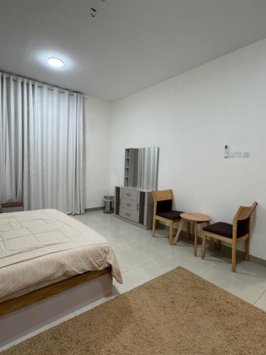 En eller flere senge i et værelse på Sohar Square Apartment