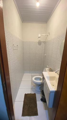 a bathroom with a toilet and a sink at Casinha no Sítio in Guaramiranga