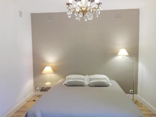 Een bed of bedden in een kamer bij Relais De La Haute Pommeraye