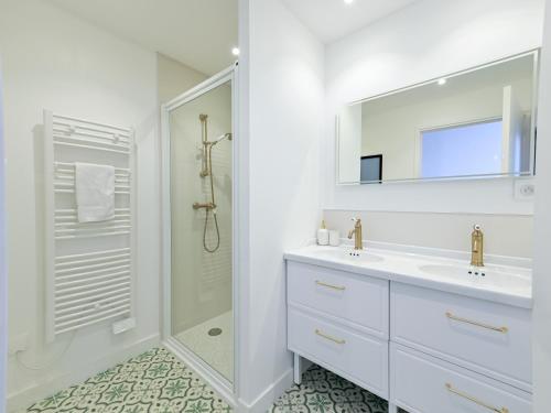 a white bathroom with a sink and a shower at Climatisé et atypique, bienvenue au LOFT-23 in Cholet