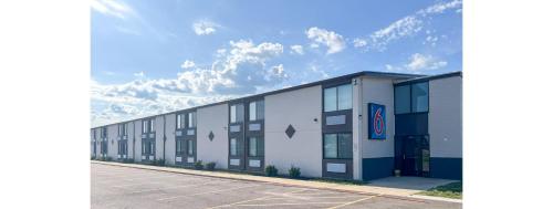 an empty parking lot in front of a building at Studio 6 Rockford, IL – RFD Airport in Rockford