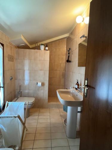 a bathroom with a sink and a toilet and a tub at CasaLea in Calcinate