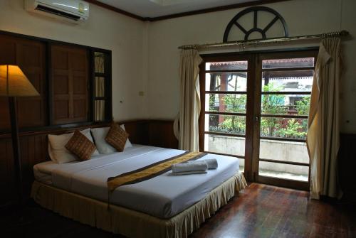 Un pat sau paturi într-o cameră la Phang-Nga Inn Guesthouse