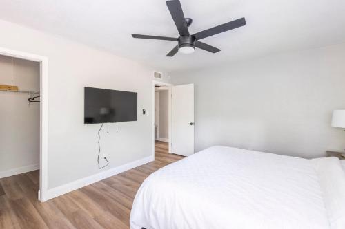 a bedroom with a bed and a ceiling fan at The Pineapple Express in Orlando