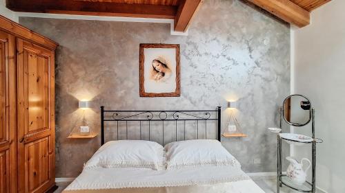 a bedroom with a bed and two lamps on the wall at Il Rifugio nelle Stelle in Agerola
