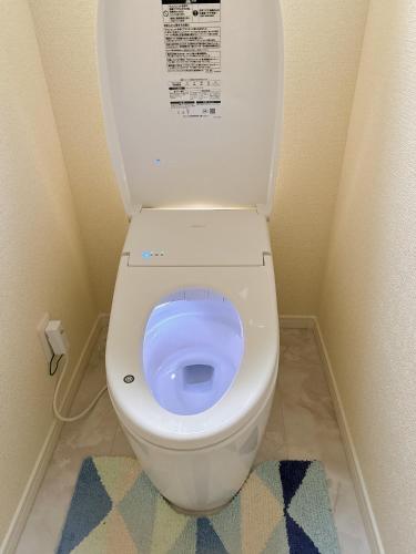 a bathroom with a toilet with a blue bowl at HB Home TOKYO in Tokyo