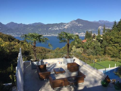 einen Balkon mit einem Tisch und Stühlen sowie Seeblick in der Unterkunft Zeno Suites in San Zeno di Montagna