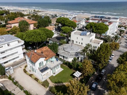 an aerial view of a house with the ocean in the background at Le Sabbie B&B - Camere in villino a 50mt dal mare in Riccione