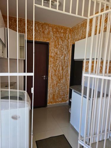 a small room with a bed and a kitchen at A 3,3 km do Parque do Povo in Campina Grande