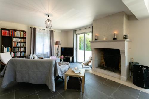 a living room with a fireplace and a couch at L'Instant Nouveau chambres d'hôtes in Carennac