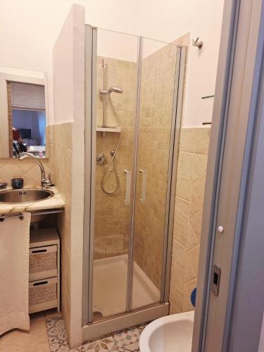 a bathroom with a shower and a sink at appartamento pontevecchio in Florence