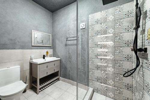 a bathroom with a shower and a toilet and a sink at Palazzo Bellariva Dimora in Cluj-Napoca