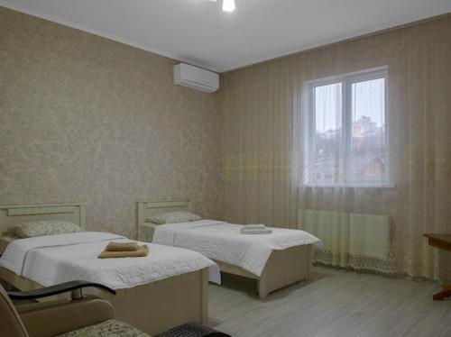 Un pat sau paturi într-o cameră la Edem Hotel