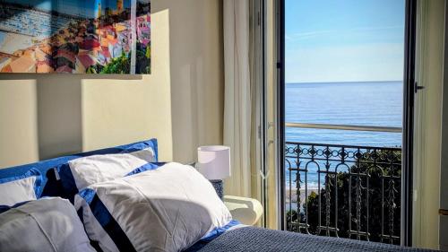 Stunning large 2 rooms apartment seafront