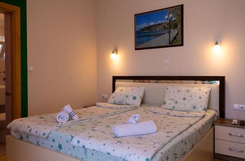 a bedroom with a bed with two towels on it at Villa Mimi in Peštani