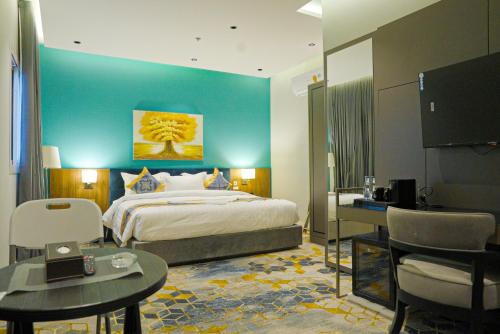 a hotel room with a bed and a table and chairs at بالم بوتيك السلامه - Palm Boutique Alsalamah in Jeddah