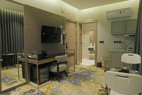 a hotel room with a desk and a bathroom at بالم بوتيك السلامه - Palm Boutique Alsalamah in Jeddah