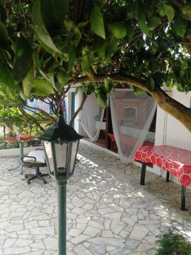 a street light next to a bench and a tree at The Lemon Tree House in Quinta do Conde