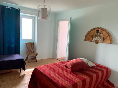 un dormitorio con una cama con una manta roja en Vale, en Vale
