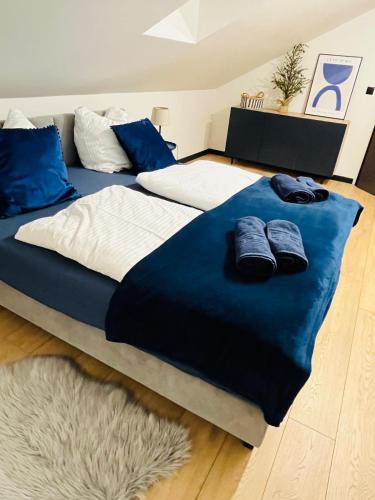 two beds in a room with blue and white at Harmony House - Appartement Blue in Kołczewo