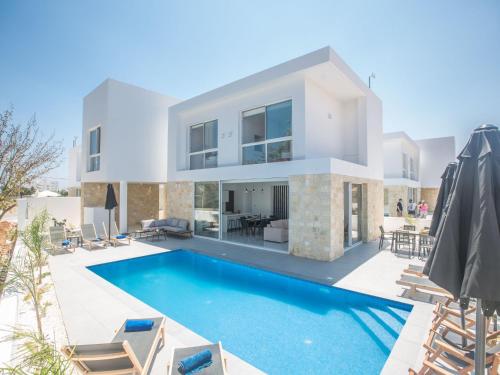 Holiday Home 4-Schlafzimmer-Villa mit Pool im Zentrum von Protaras by Interhome